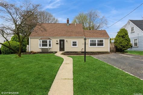 646 WANTAGH AVENUE, LEVITTOWN, NY 11756 .